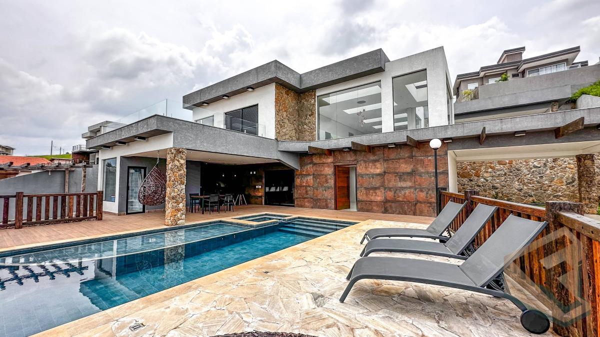  - Bom gosto na construção e na vista panorâmica, é isto que este imóvel tem a oferecer - requinte.