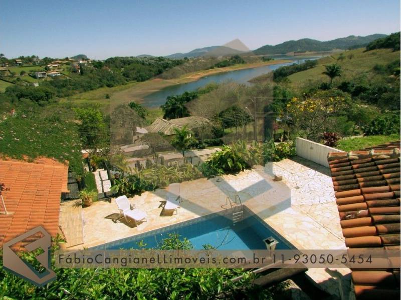  - Casa em condomínio fechado na represa de Piracaia, com ótima vista para represa.