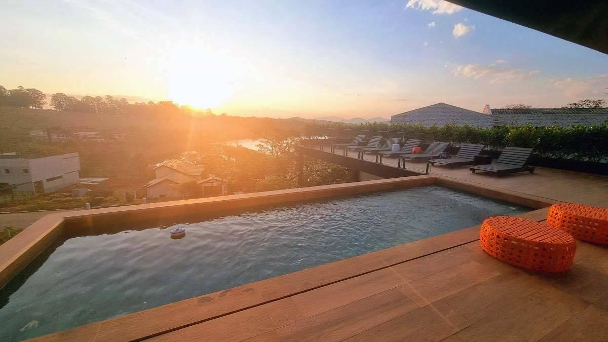  - CASA DE UMA TELA BRANCO - A vista dos sonhos, o cenários é vislumbrante que contempla água. campo, monta e o eterno Pôr do Sol