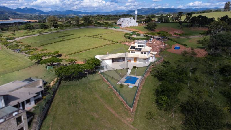  - Adjetivos de imóvel: Lindo, paradisíaco, glamouroso, emocionante, seguro, privativo, etc... Casa em condomínio de alto padrão pé na água. 4 suítes.