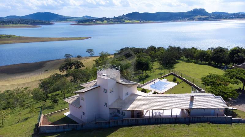  - Adjetivos de imóvel: Lindo, paradisíaco, glamouroso, emocionante, seguro, privativo, etc... Casa em condomínio de alto padrão pé na água. 4 suítes.