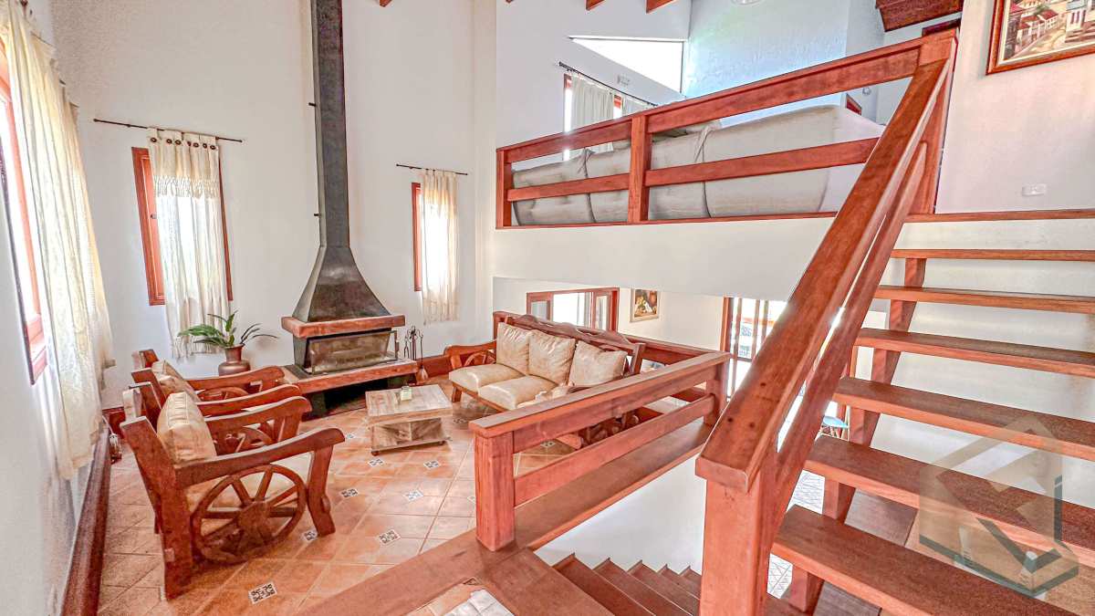  - Casa pé na água com vista panorâmica para água e montanha