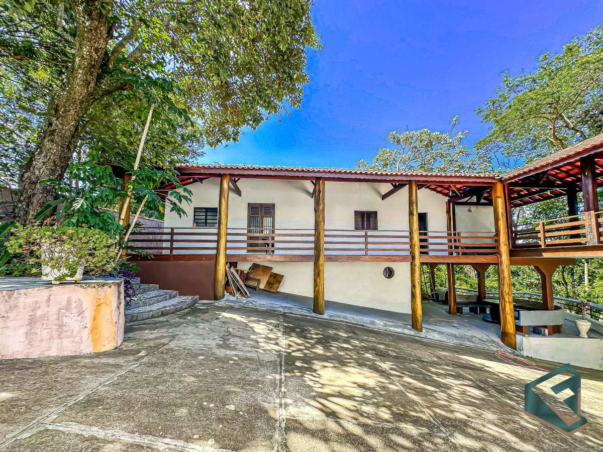  - Desfrute de uma vida de puro luxo e lazer nessa espetacular chácara pé na água, em condomínio fechado. Com 790m² de área construída em um terreno de 2