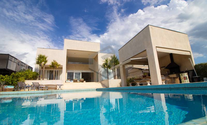 Linda casa com espaço amplo e conceito aberto com vista para represa, acesso com pé na água privativo, pôr e nascer do sol inesquecíveis é para sempre - FábioCangianellimóveis