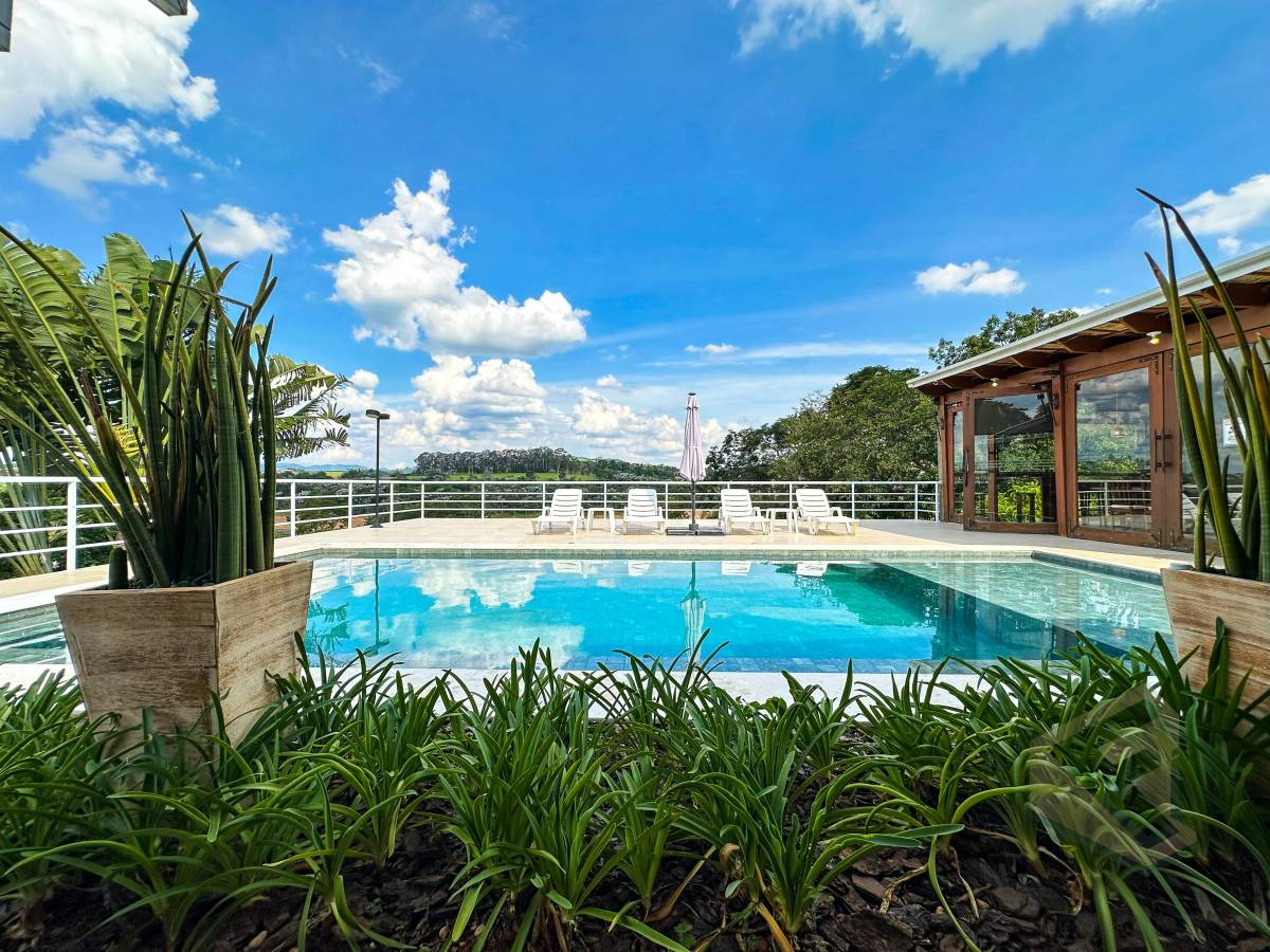  - Refúgio familiar com acesso privativo á represa Jaguari e única residência pé na água a ser vendida neste condomínio.