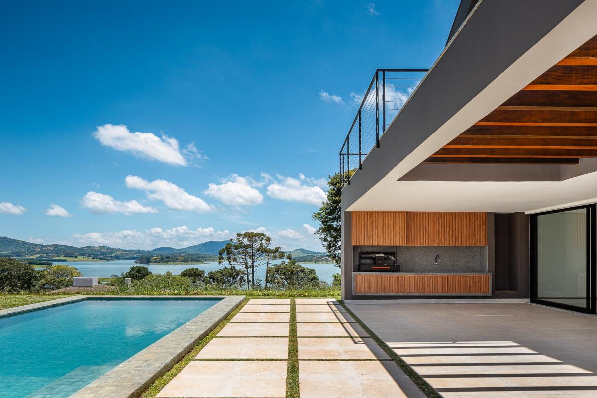 Seja bem-vindo a uma joia de luxo e tranquilidade, a Casa Celeiro à beira da deslumbrante represa JaguarÍ, por Rafael Stenico. - FábioCangianellimóveis