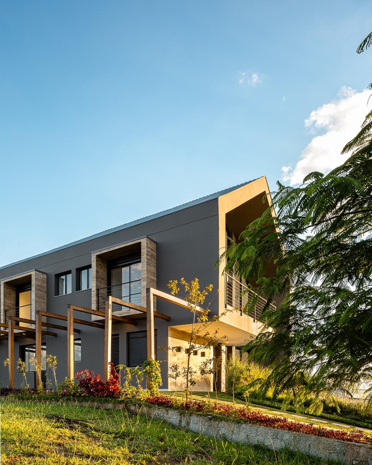  - Seja bem-vindo a uma joia de luxo e tranquilidade, a Casa Celeiro à beira da deslumbrante represa JaguarÍ, por Rafael Stenico.