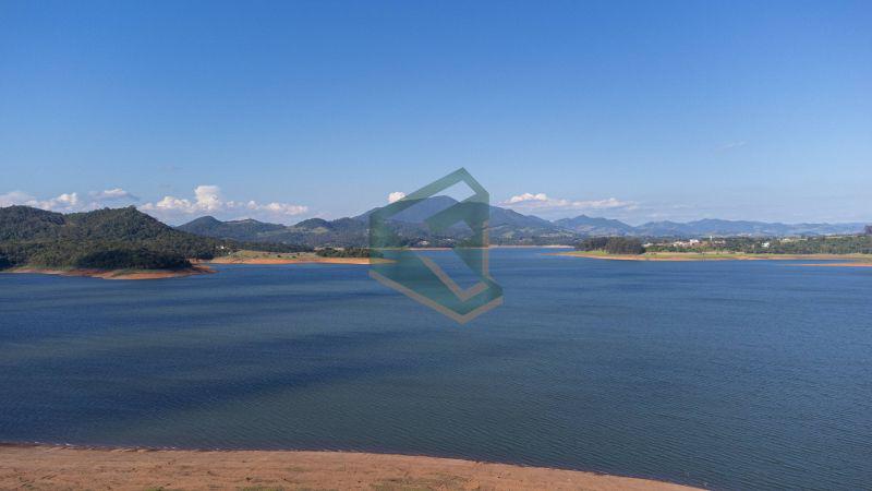  - Terreno de frente para represa, pé na água em condomínio náutico de Alto Padrão.