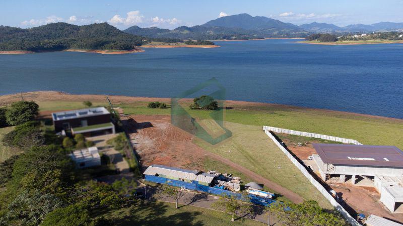  - Terreno de frente para represa, pé na água em condomínio náutico de Alto Padrão.