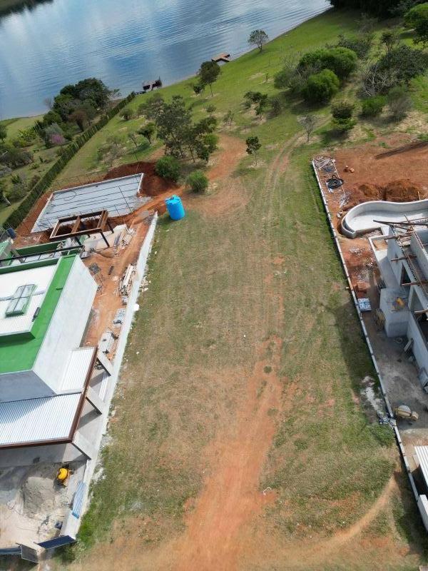  - Terreno em condomínio fechado de frente para água com acesso a água. (pé na água)