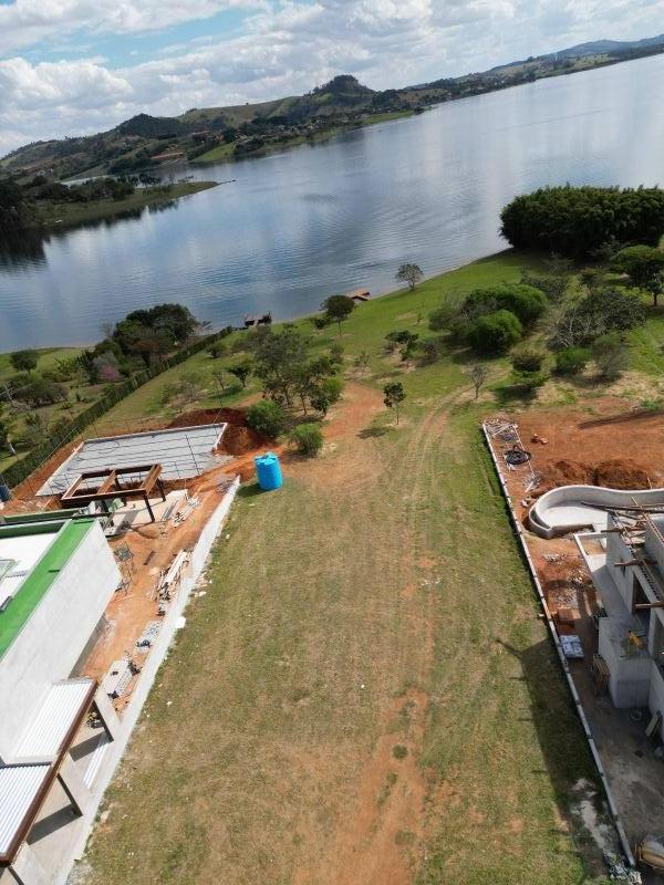  - Terreno em condomínio fechado de frente para água com acesso a água. (pé na água)