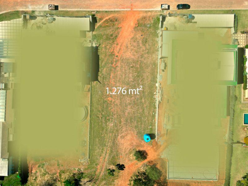  - Terreno em condomínio fechado de frente para água com acesso a água. (pé na água)