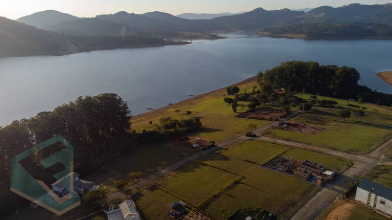  - TERRENO de esquina. Vista paradisíaca que contempla o pôr do sol inesquecível - água, montanha e campo em um só lugar com topografia excelente.