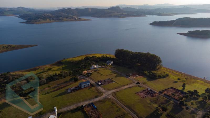  - TERRENO de esquina. Vista paradisíaca que contempla o pôr do sol inesquecível - água, montanha e campo em um só lugar com topografia excelente.